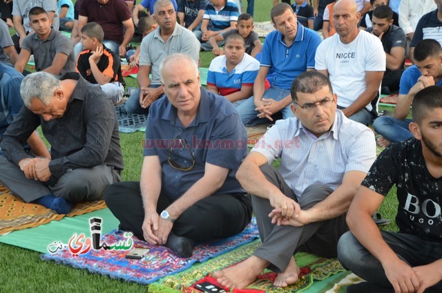 فيديو : المئات يؤدون صلاة عيد الأضحى والرئيس عادل بدير والأهالي يتصافحون ويهنئون ويعم السرور كل الحضور